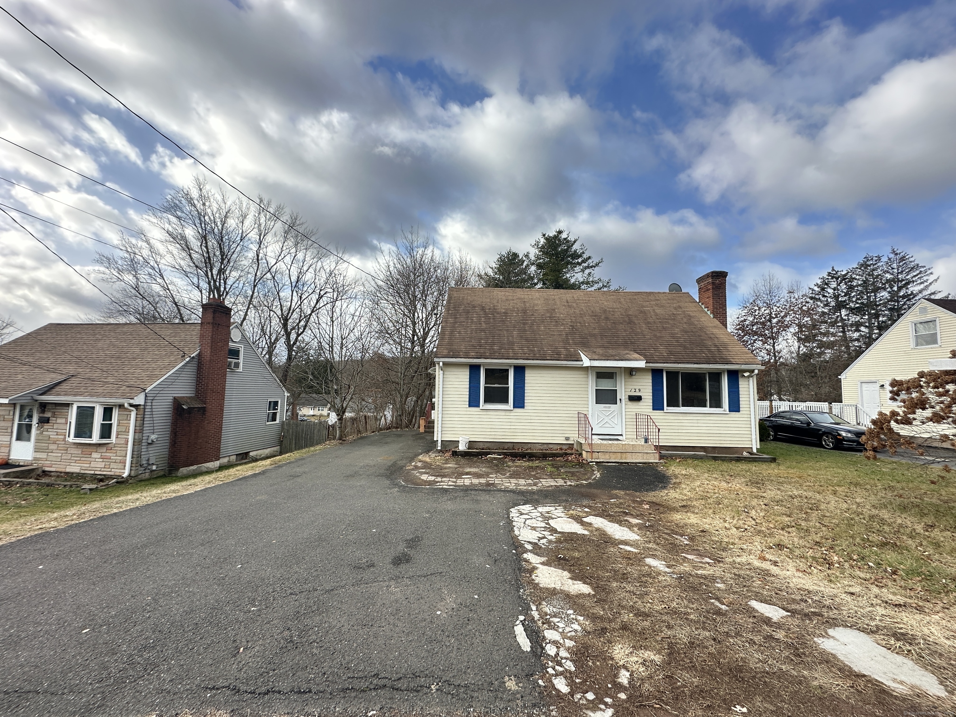 a view of a house with a yard