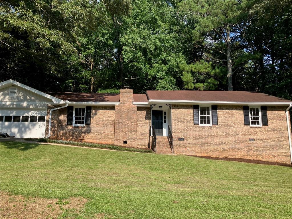 a view of a house with a yard