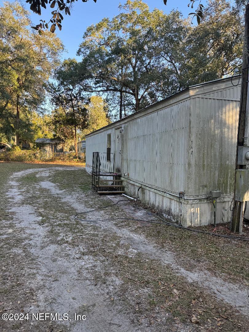 a view of a backyard