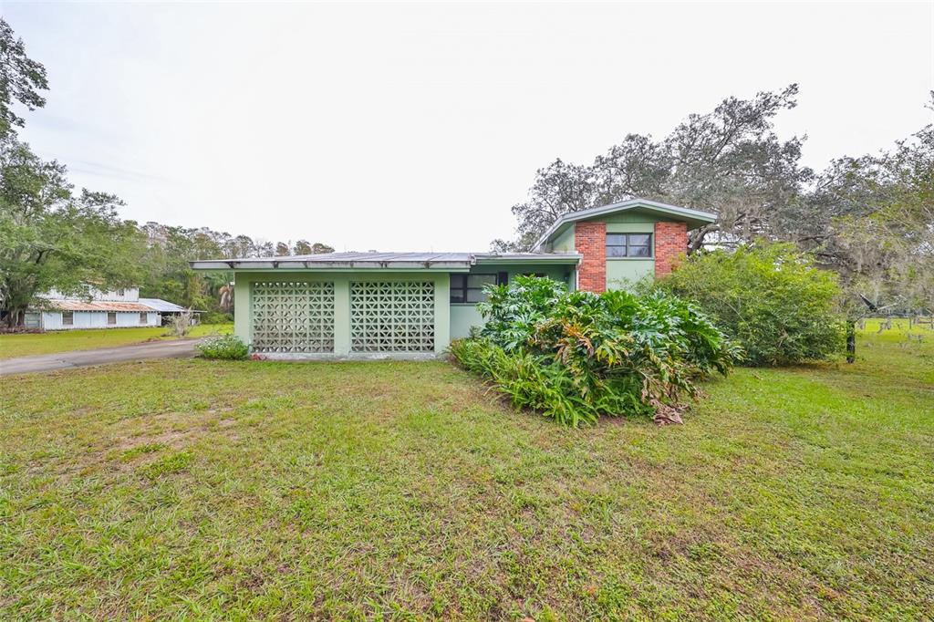 a view of a back yard of the house