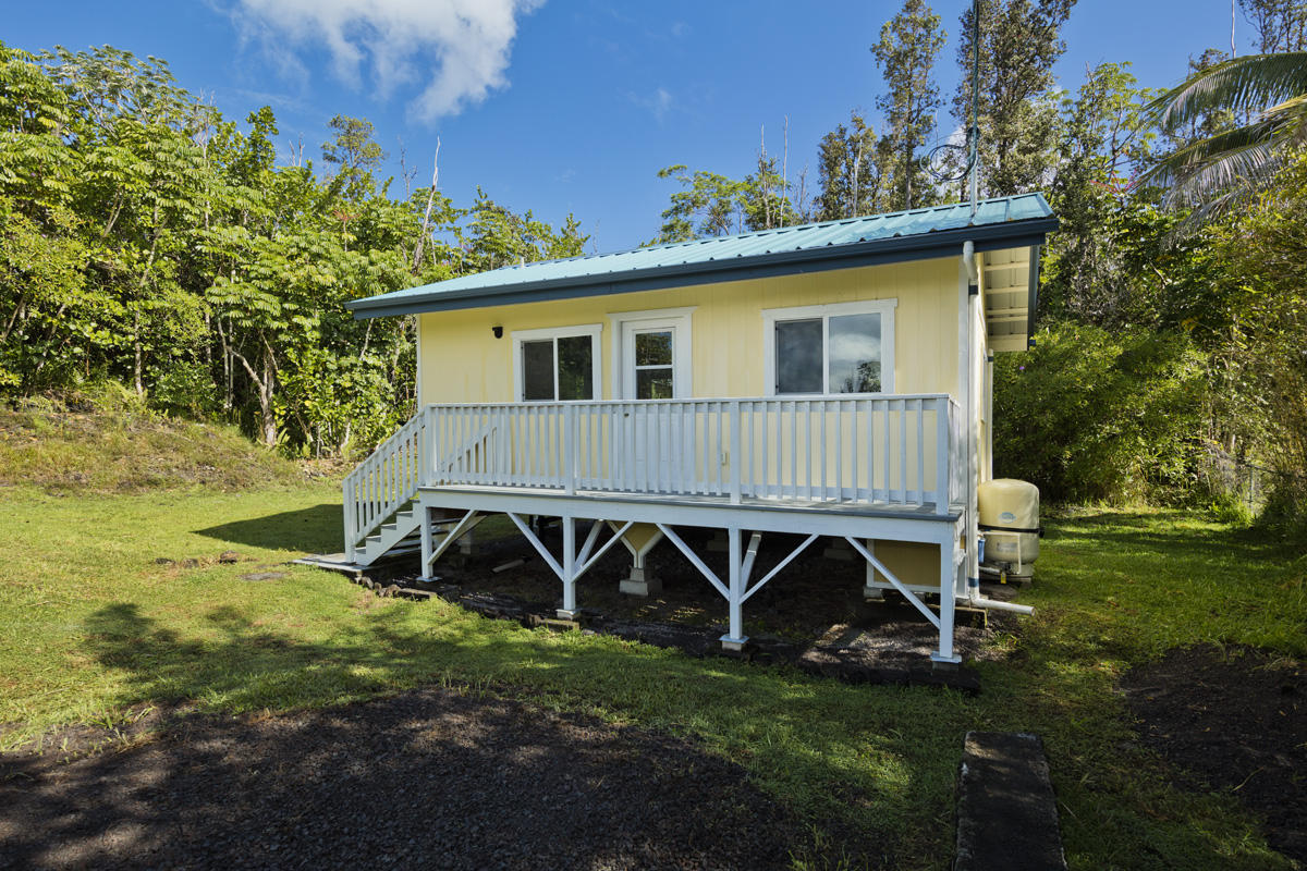 a view of a house with backyard