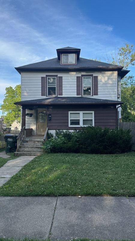 a view of a yard in front of a house