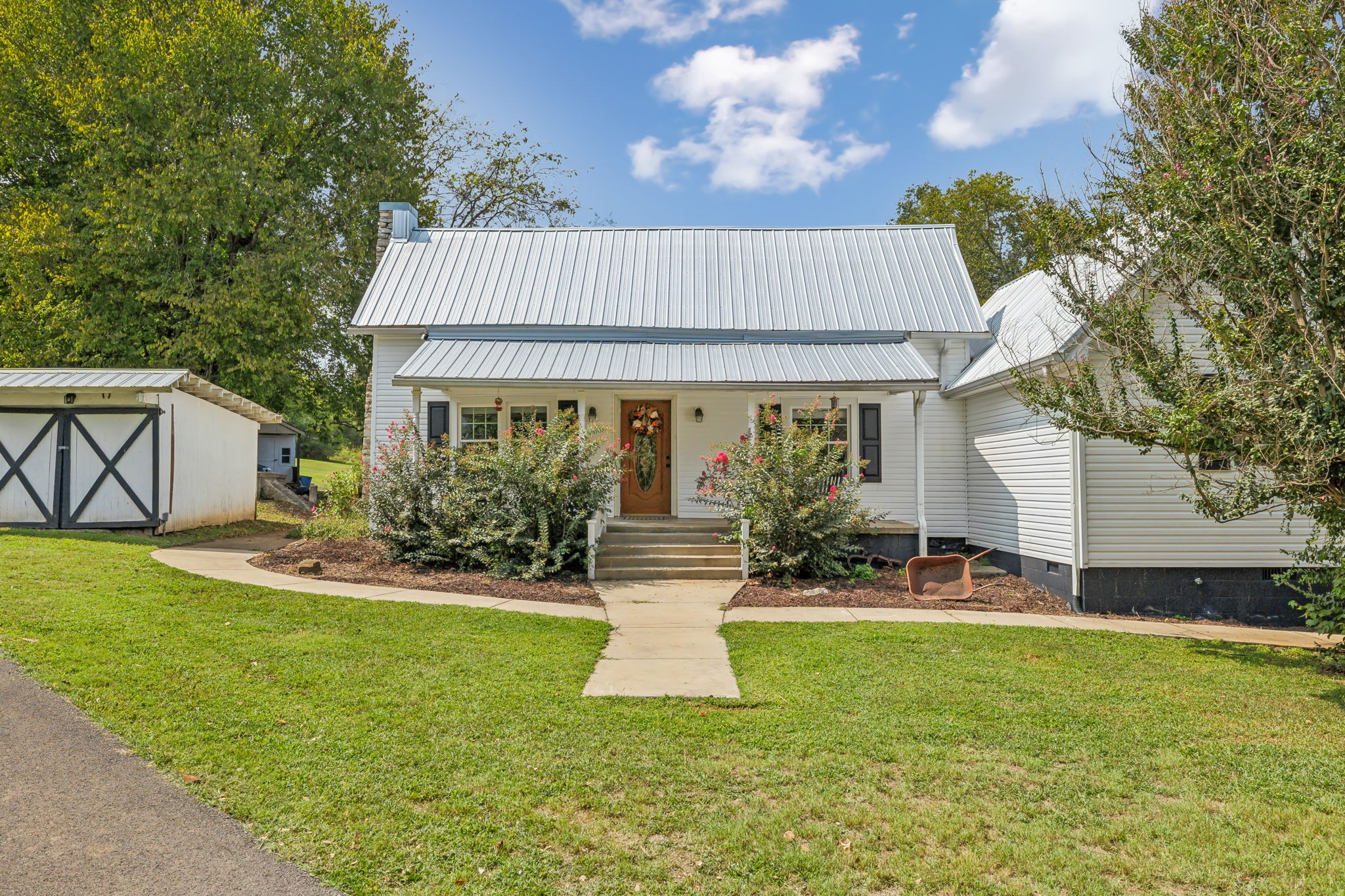 a view of a house with garden and yard