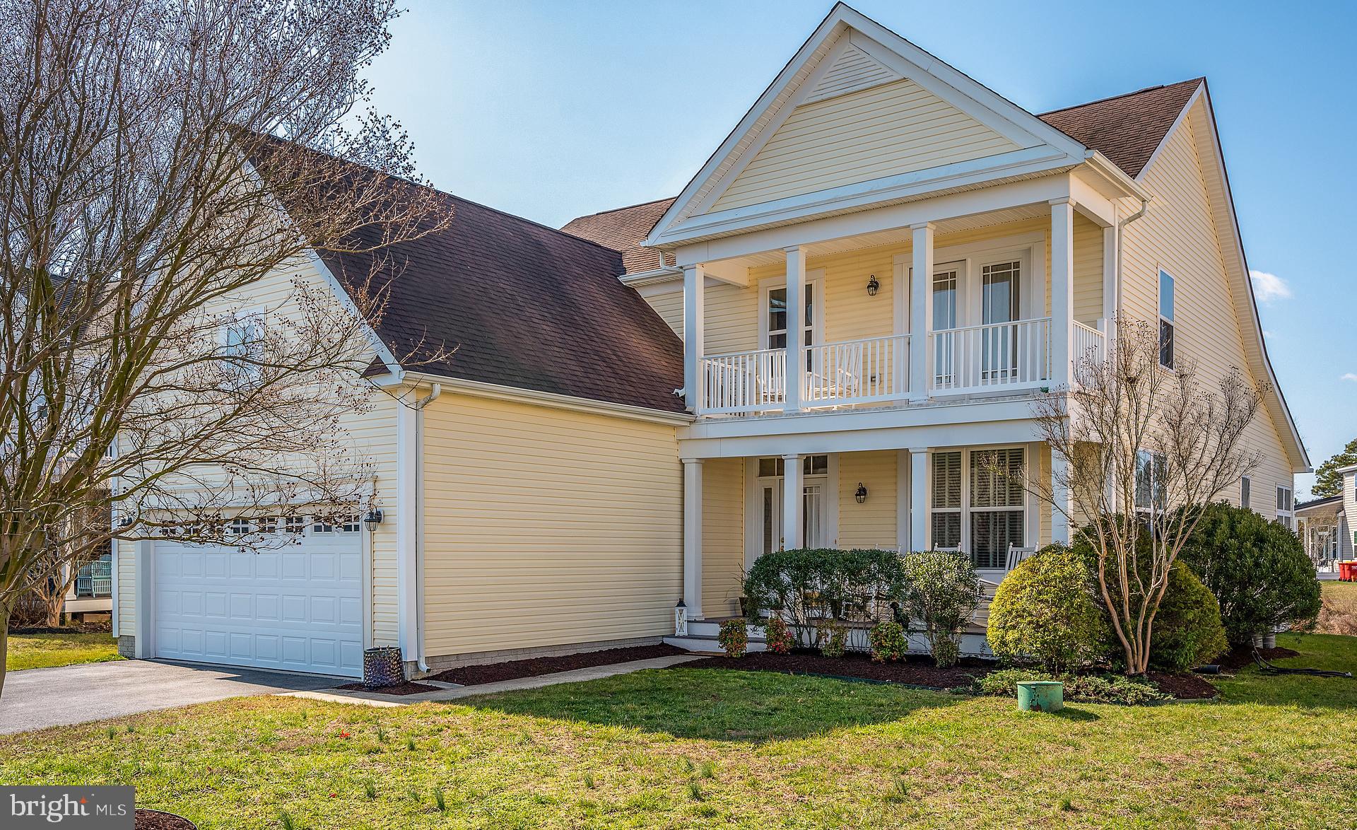 a view of a house with backyard and tree