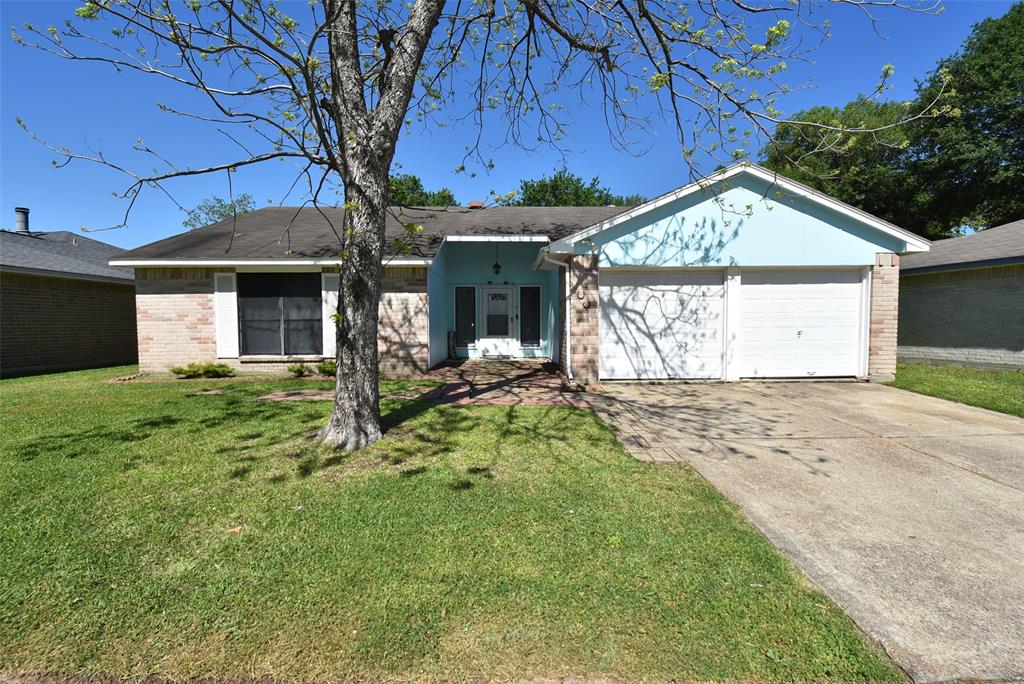 a view of a house with yard and garage