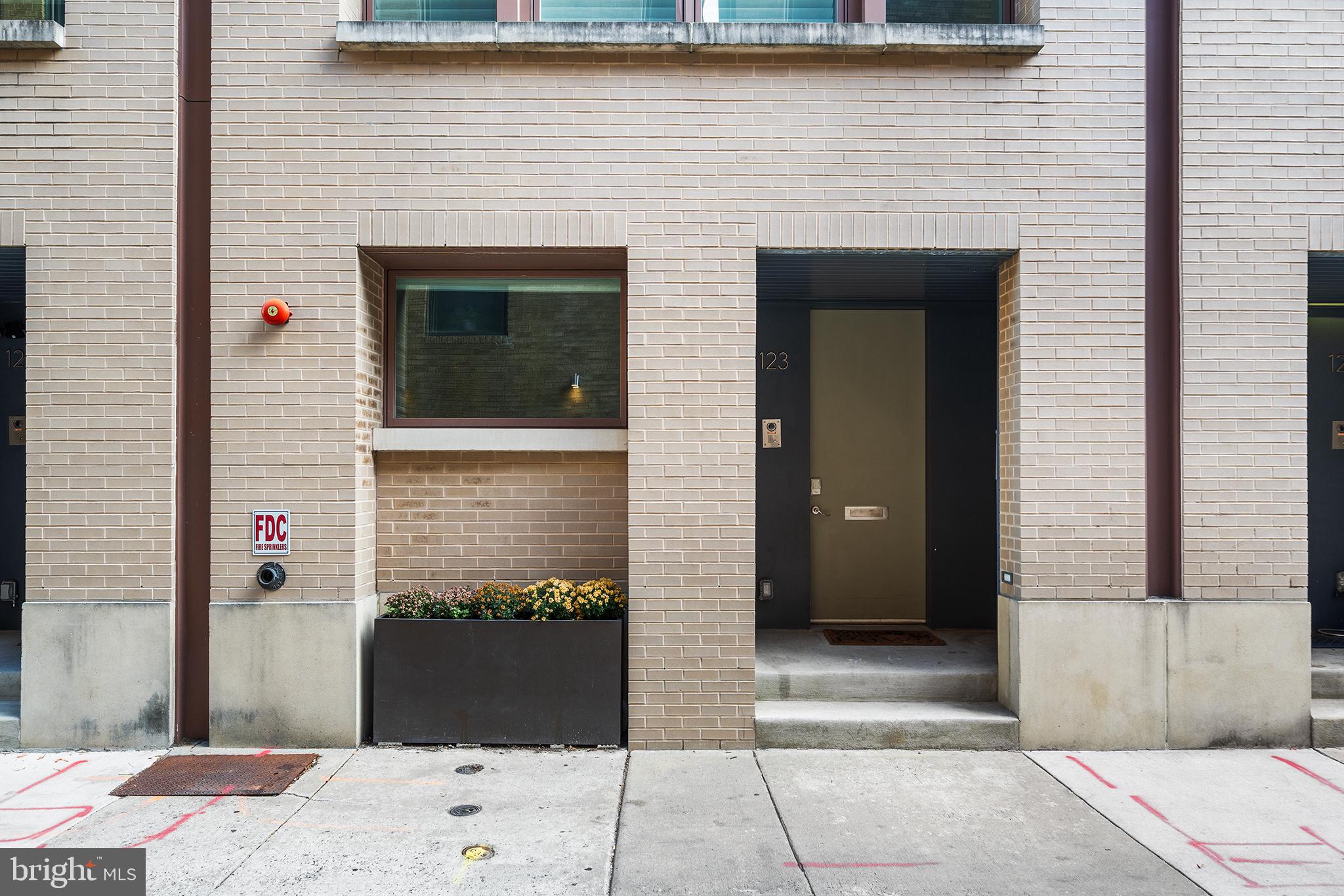 a view of entryway of the house