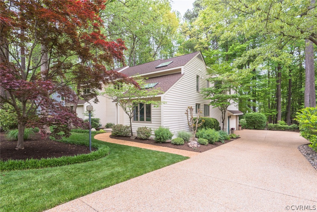 a view of a house with a yard