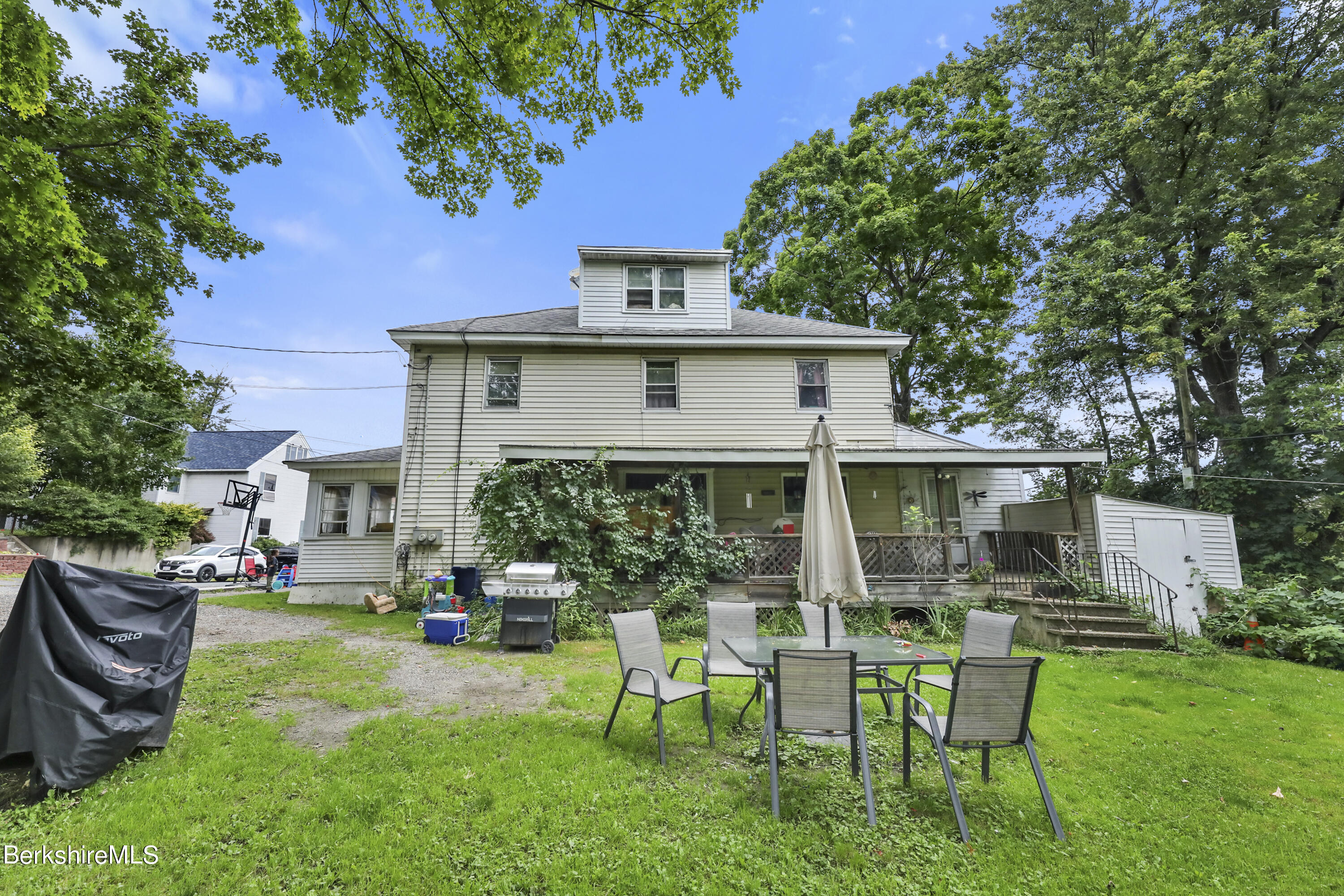 a house view with sitting space and garden space