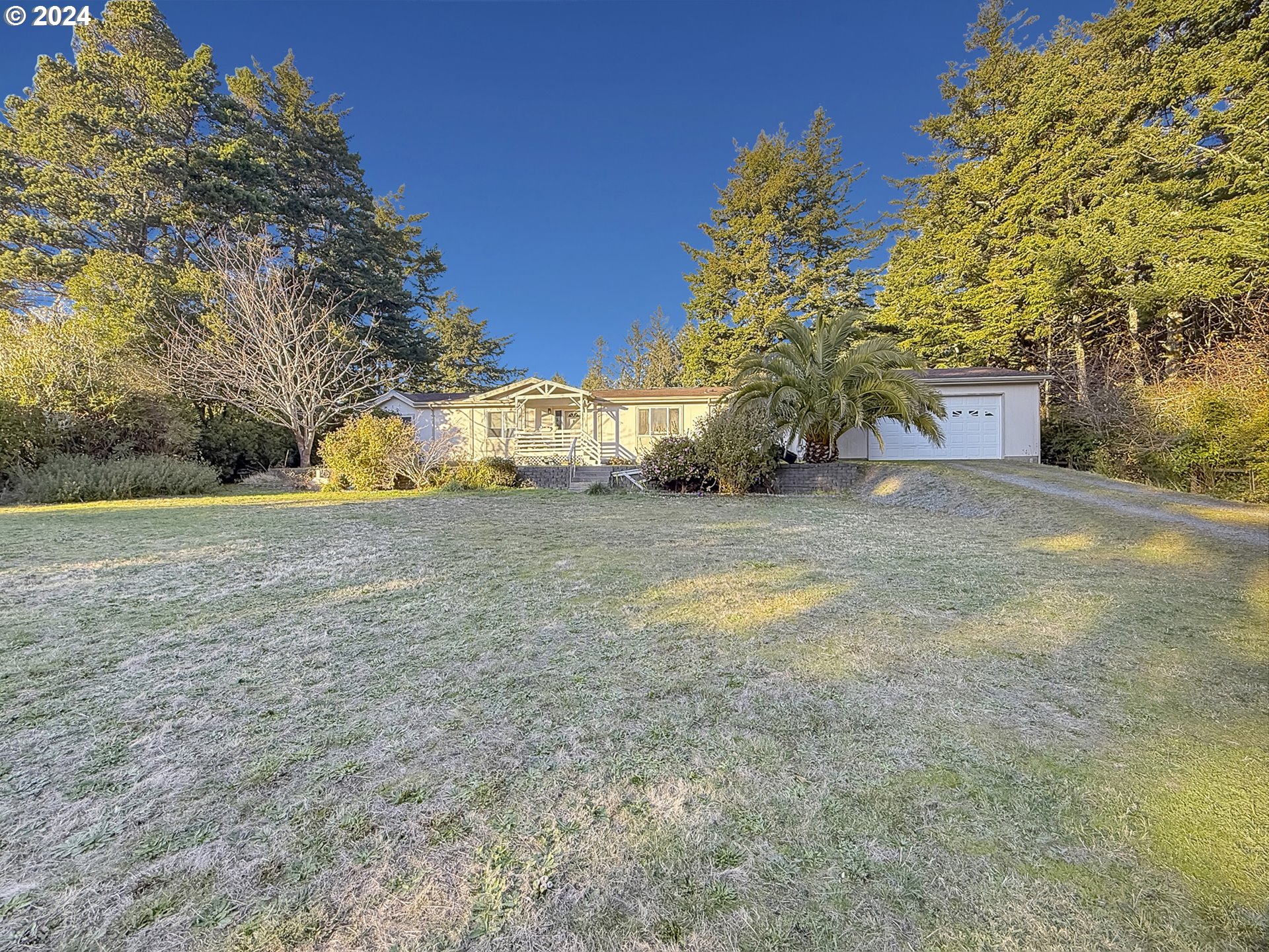 a view of a yard with a house