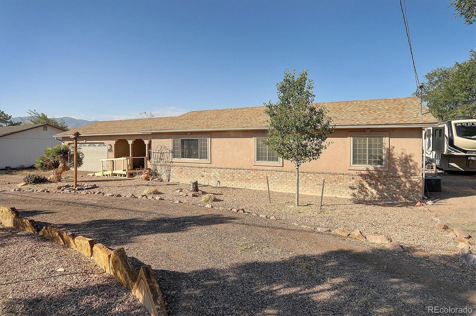 a view of a house with backyard