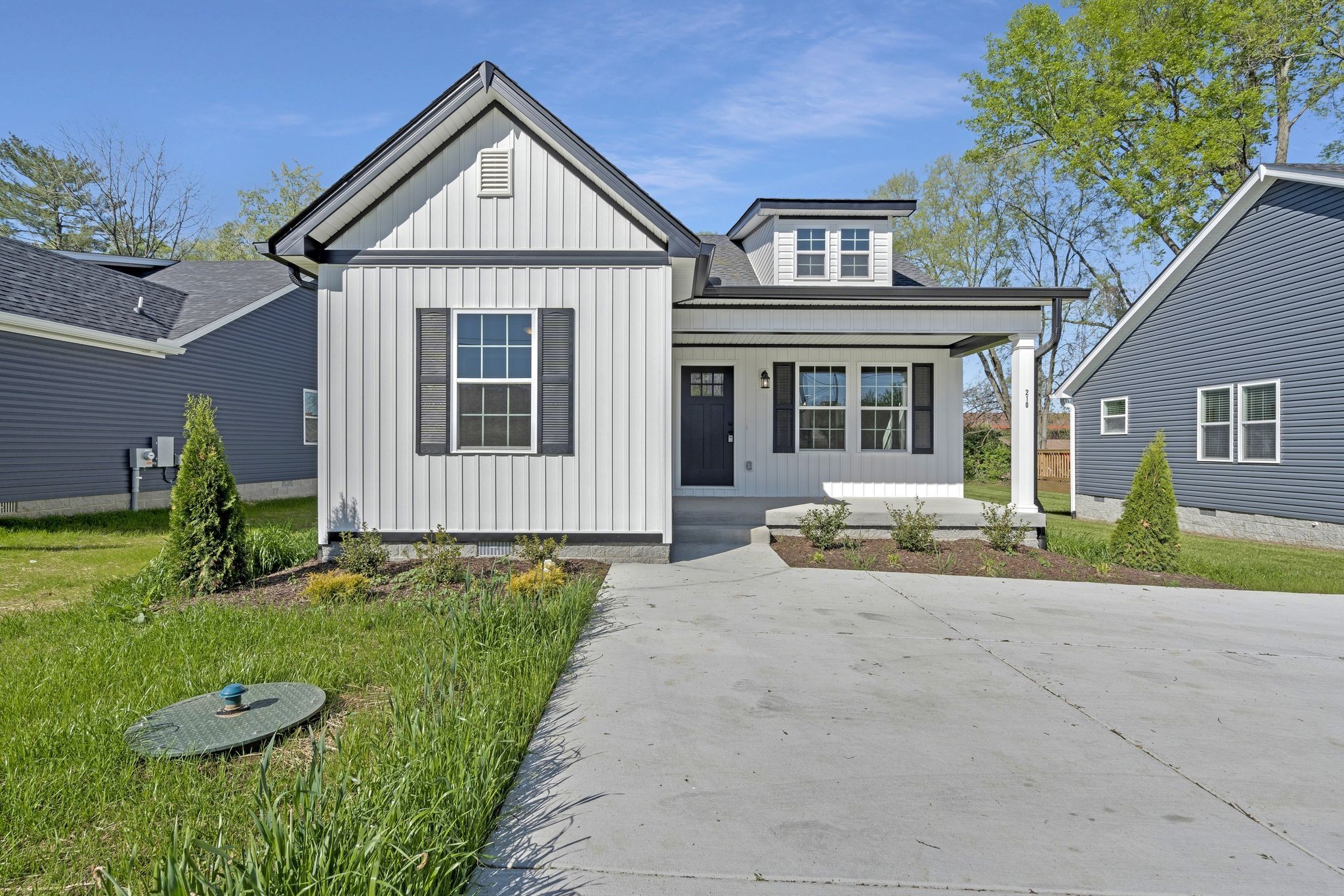 a view of a house with yard and plants