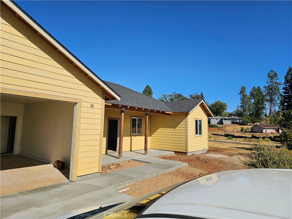 a view of a house with a backyard