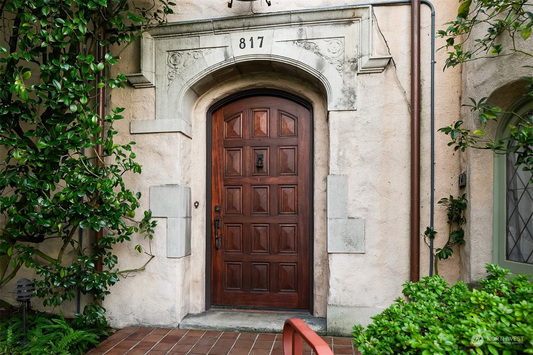 a view of entryway with garden