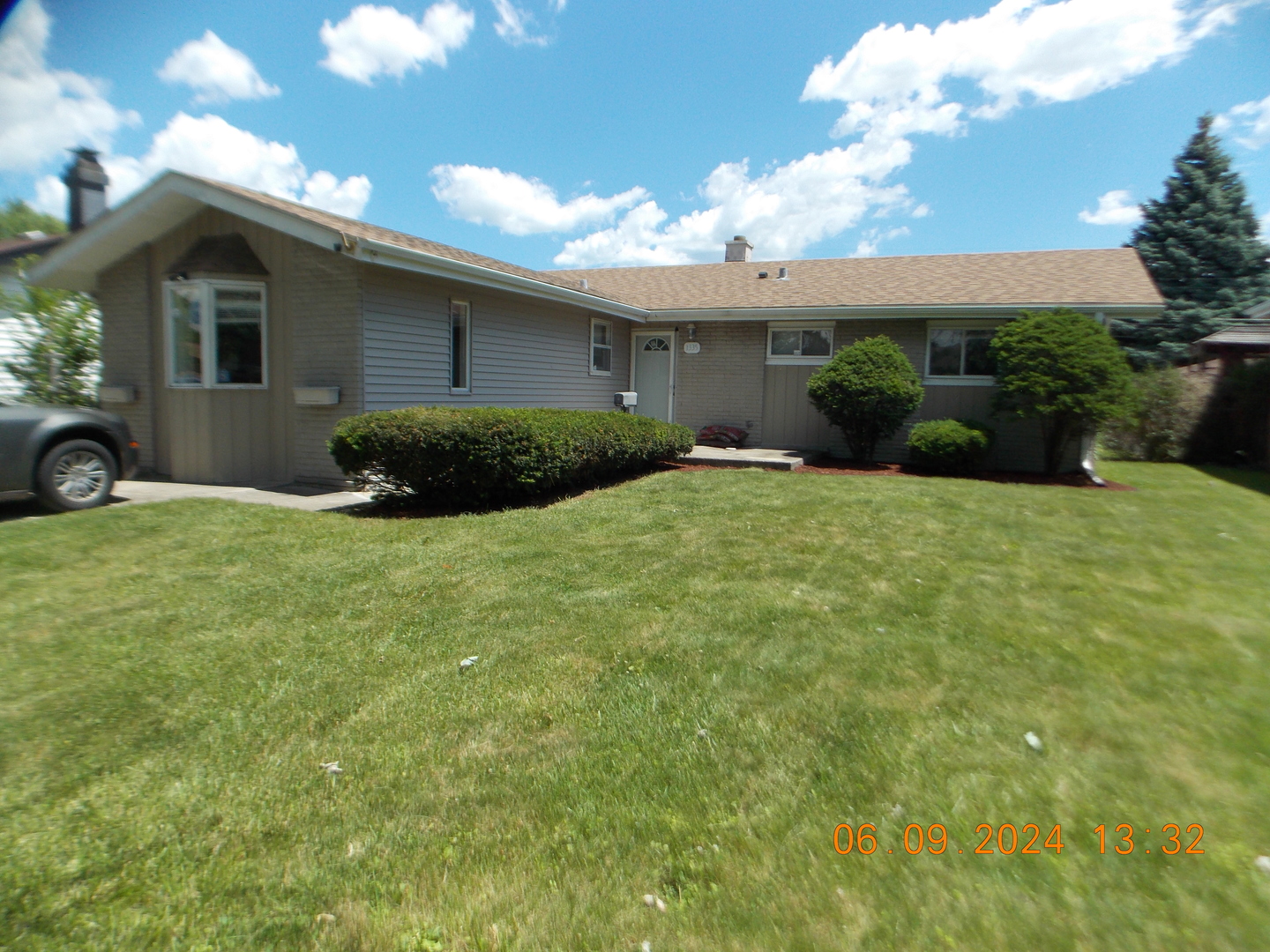 a view of a house with back yard