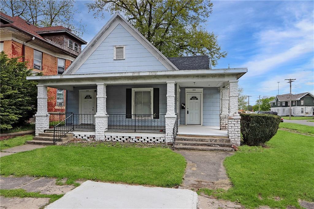 a view of a house with a yard and plants