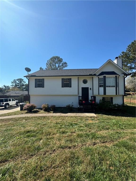 a view of a house with a yard