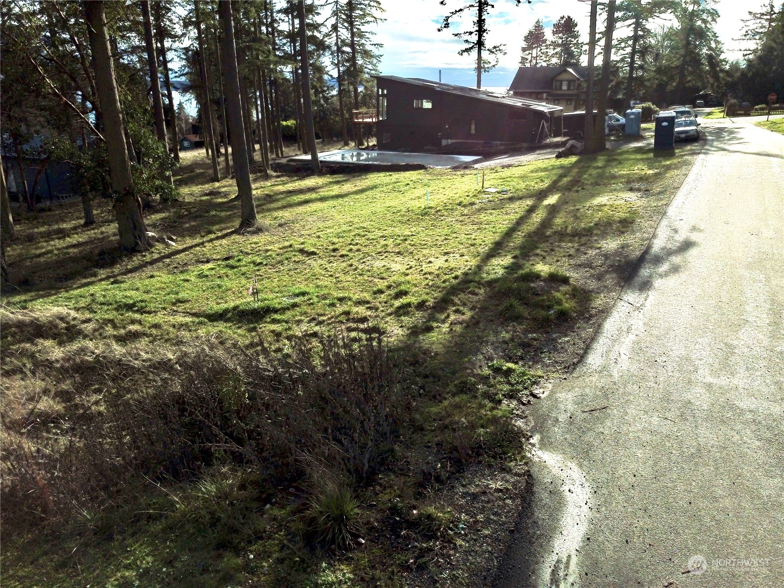 a view of a yard with a house