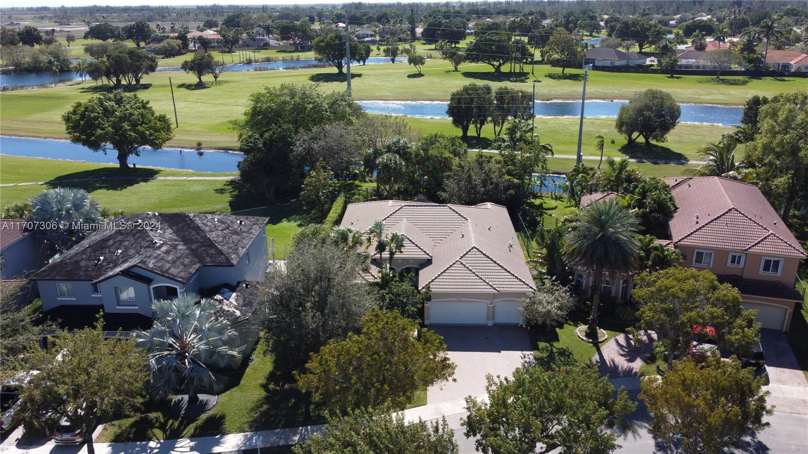 an aerial view of a houses with outdoor space and lake view