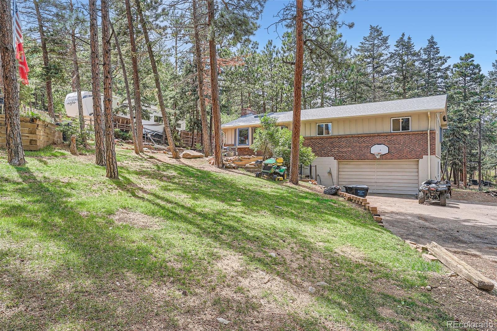 a view of a house with backyard and trees