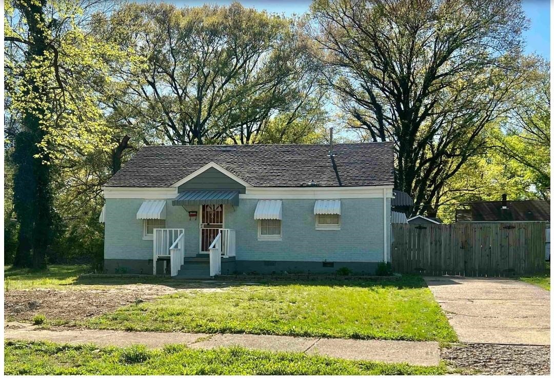 Bungalow featuring a front lawn