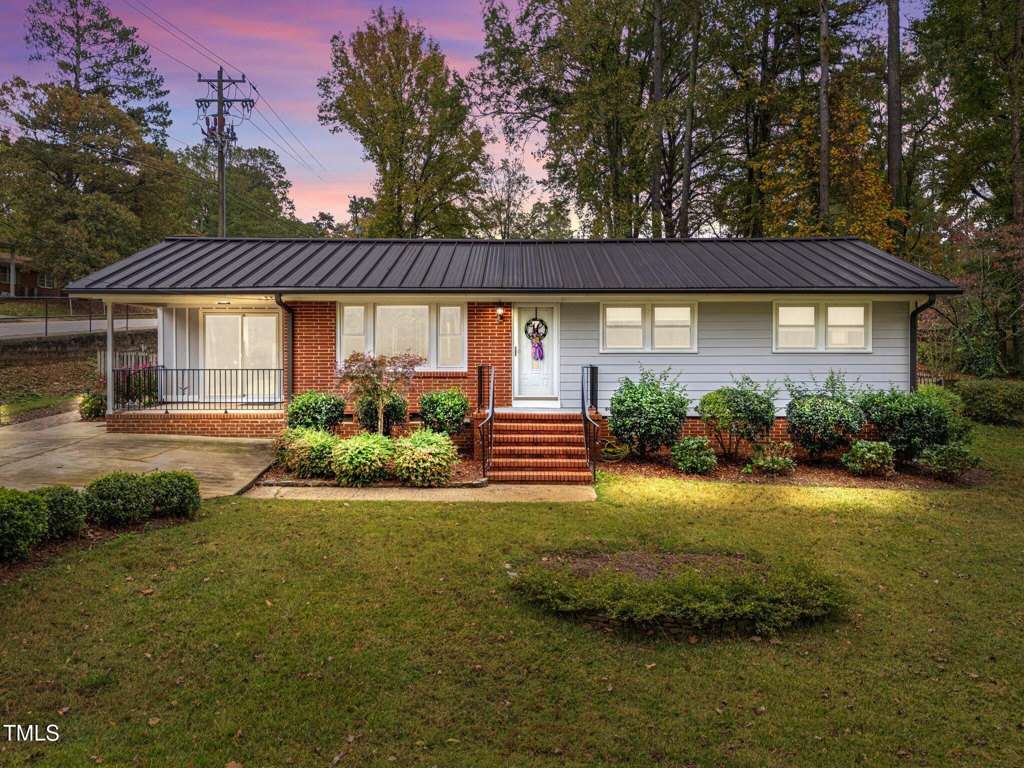 a view of a house with backyard and garden