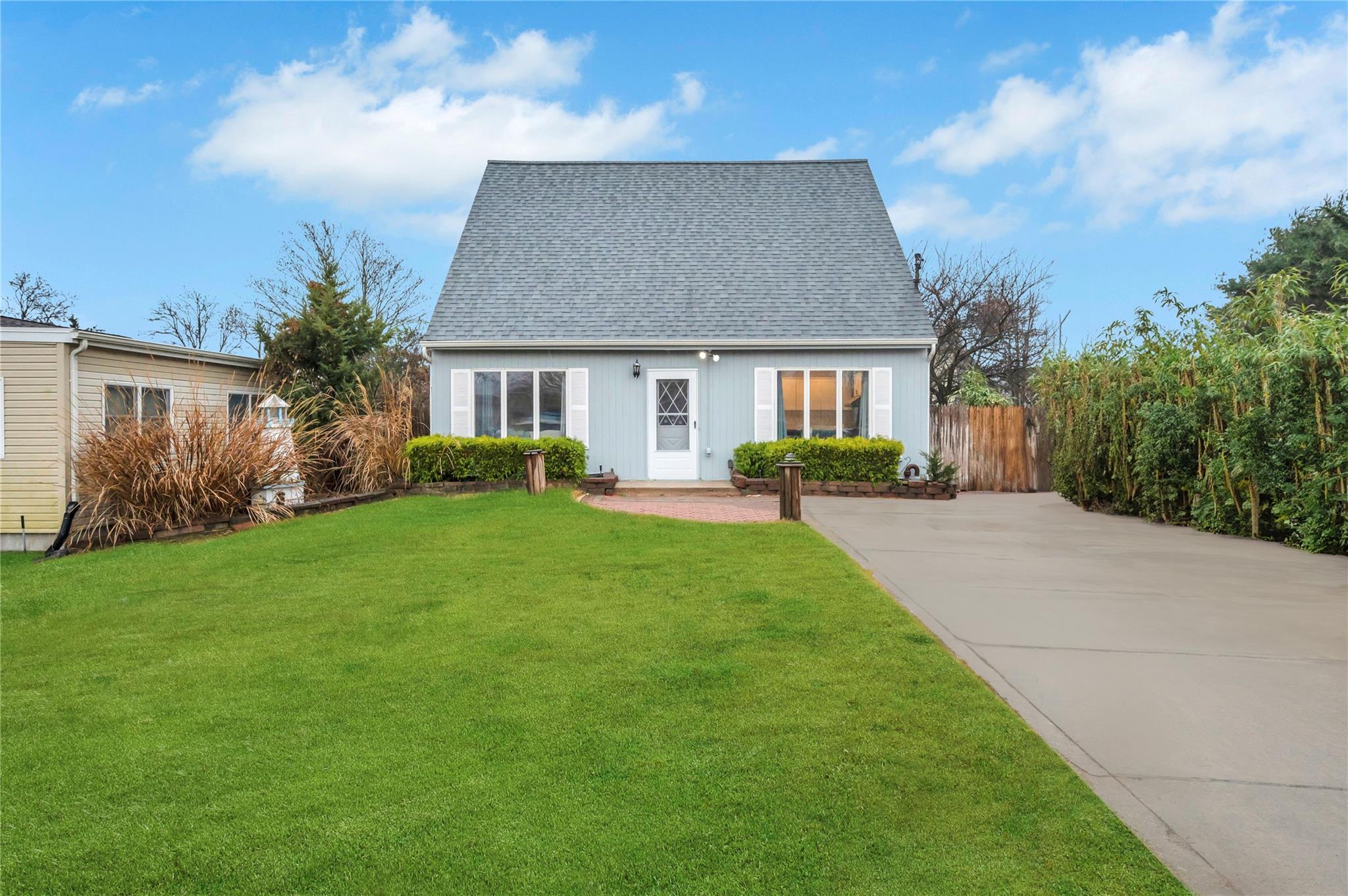 View of front facade featuring a front yard