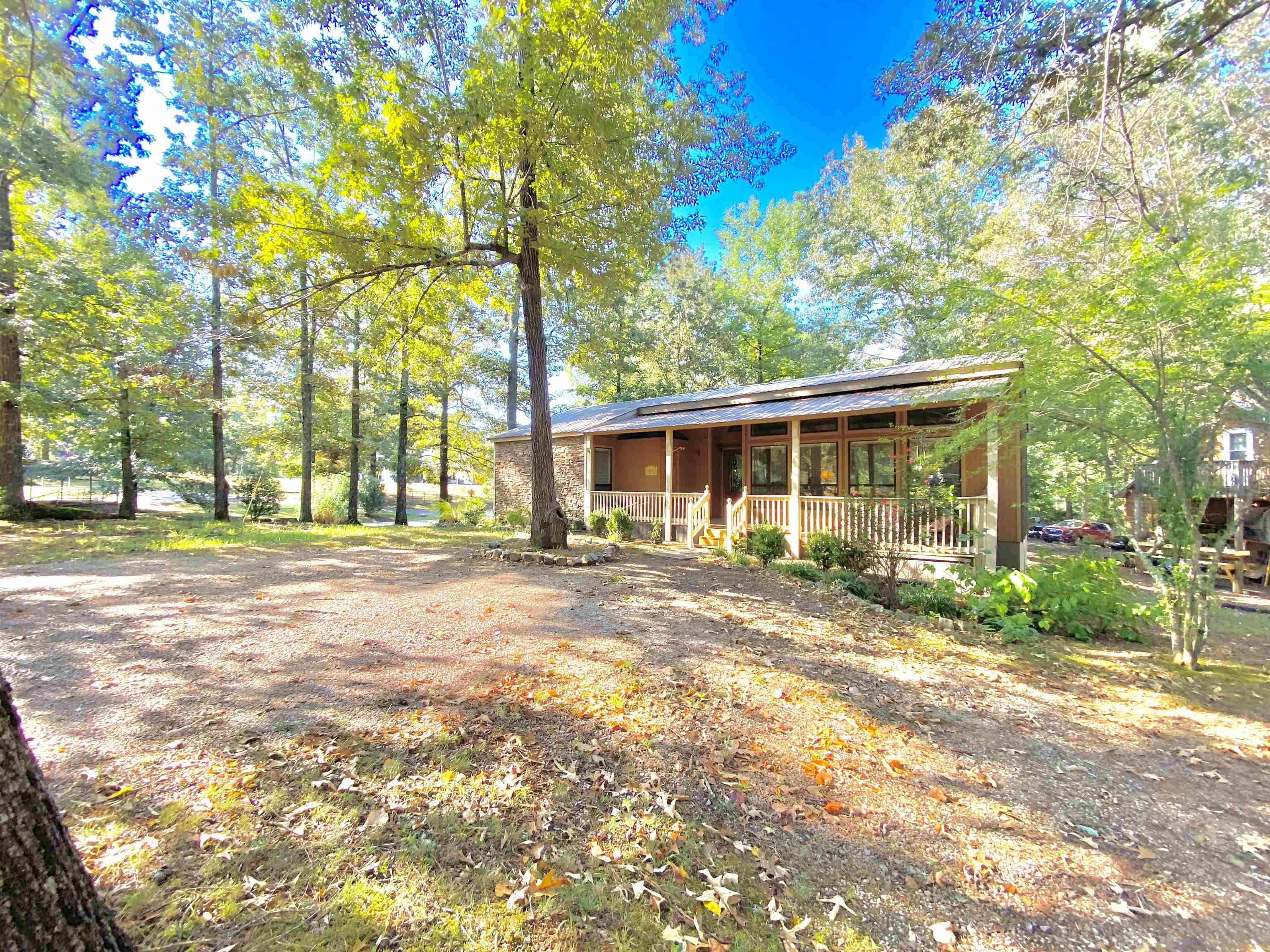 a view of backyard with a garden and trees