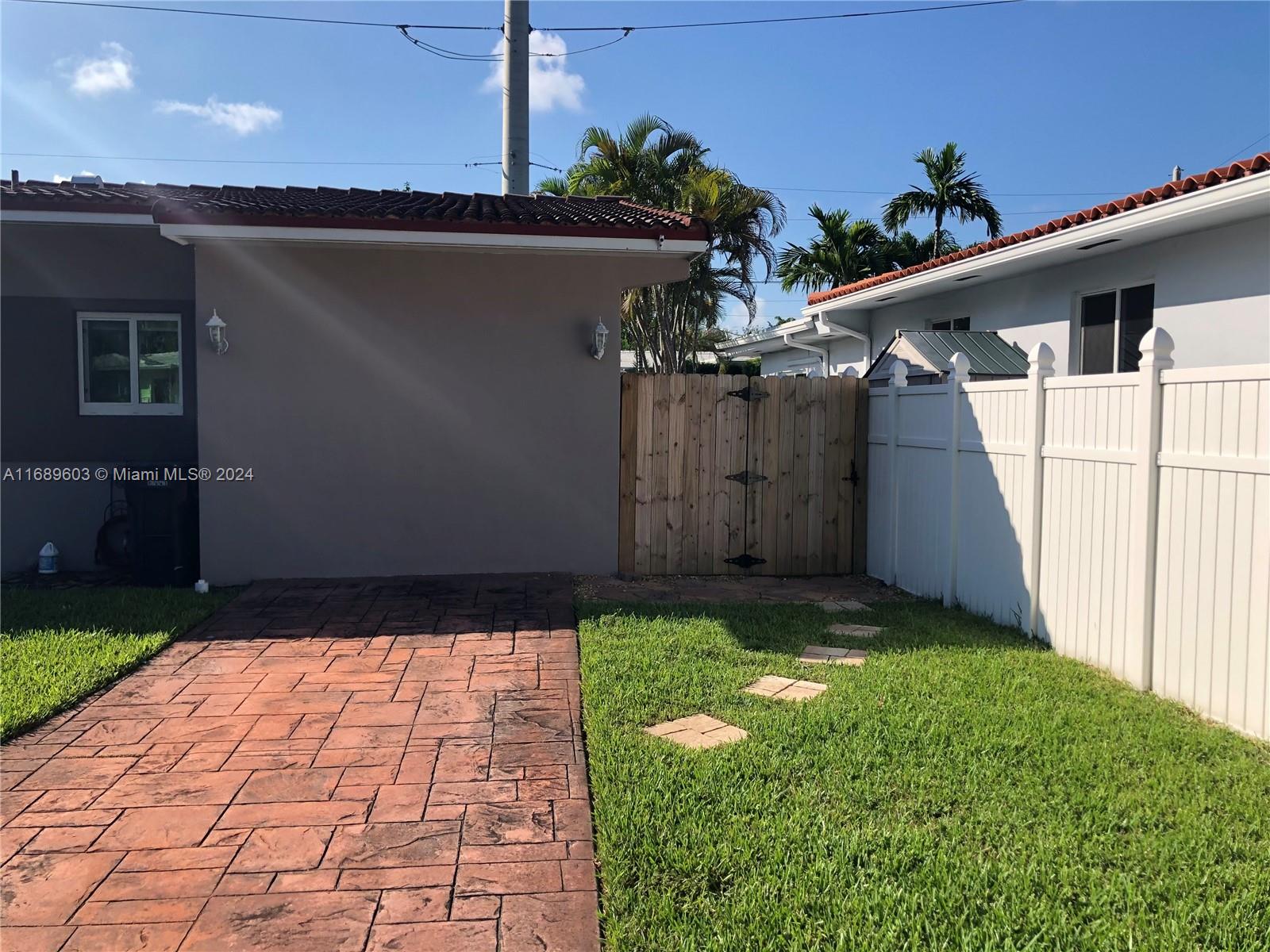 a view of a backyard