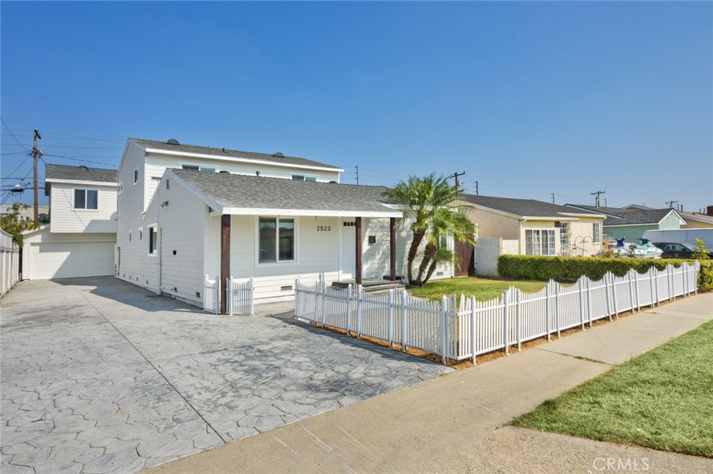 a view of a house with backyard