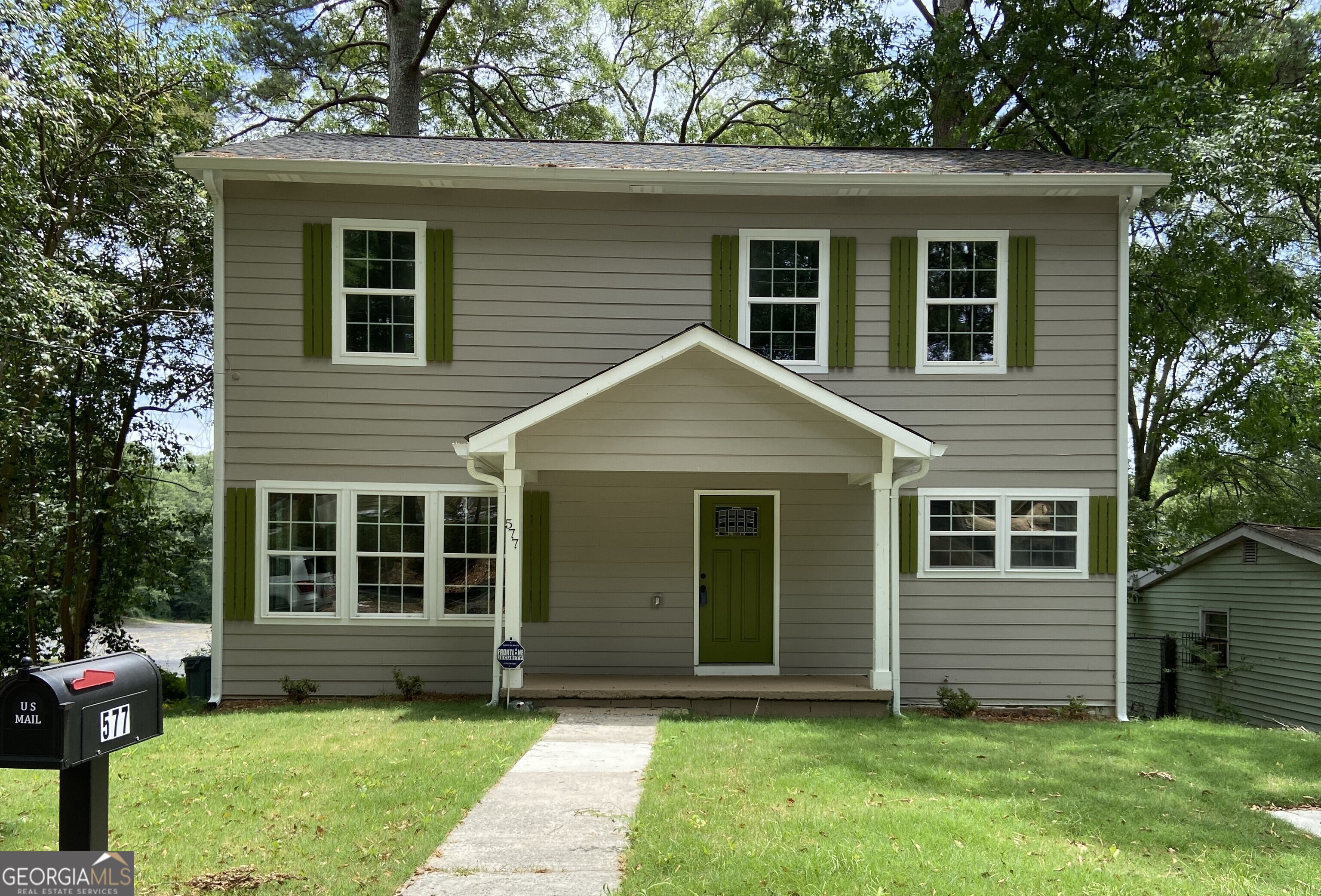 a view of front of a house with a yard