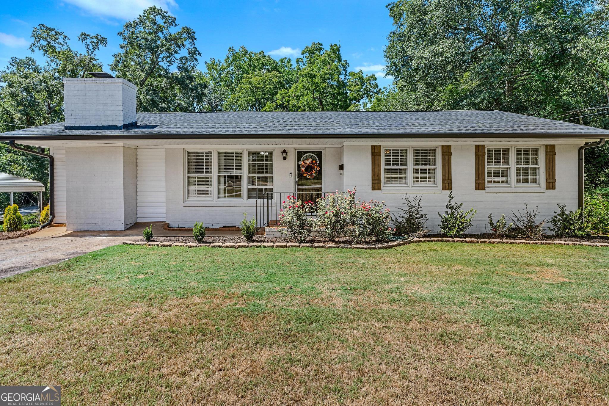 a view of a house with backyard and garden