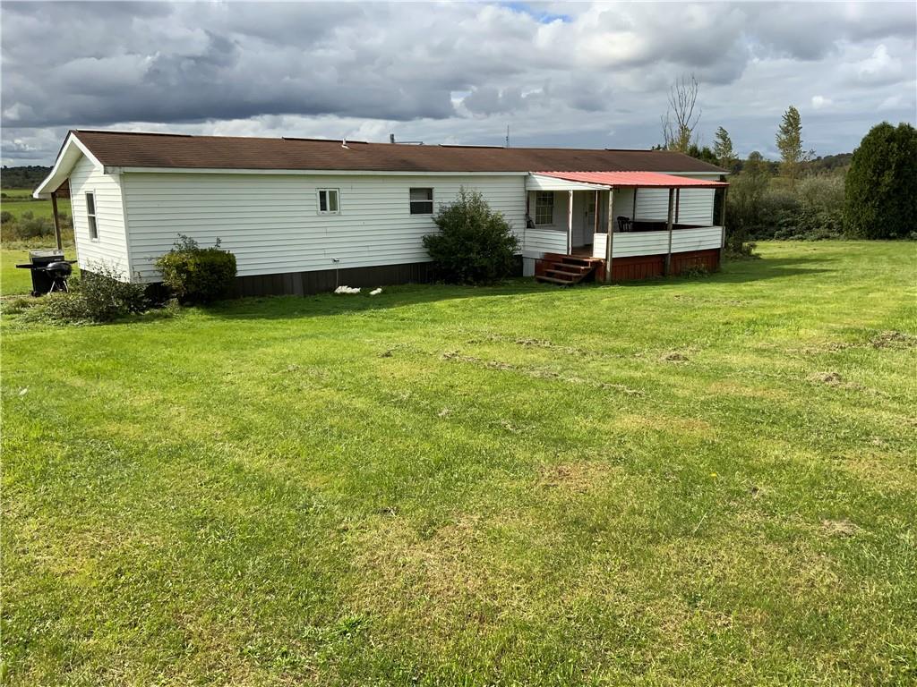 a view of a house with backyard and garden