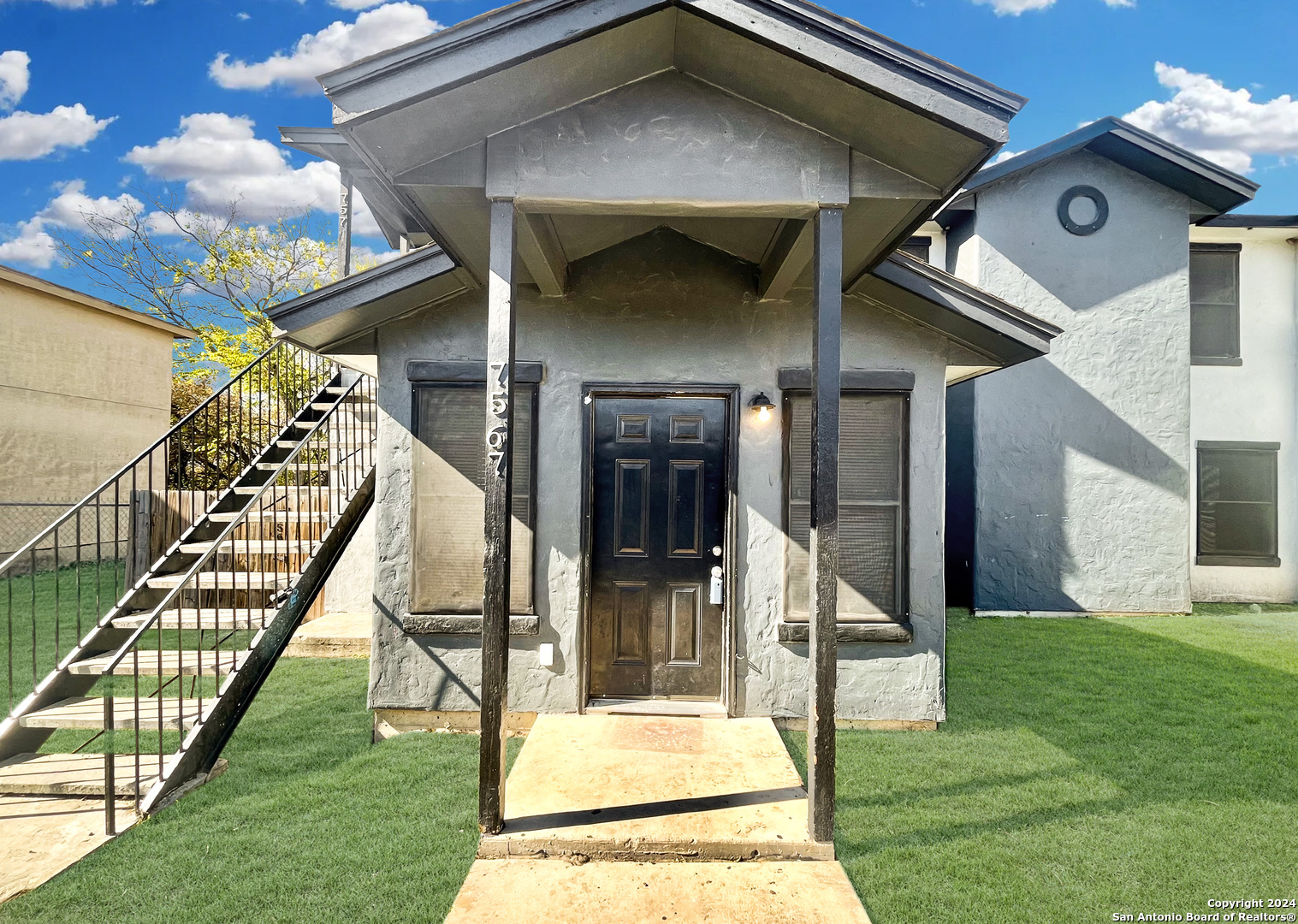 a view of a house with a yard