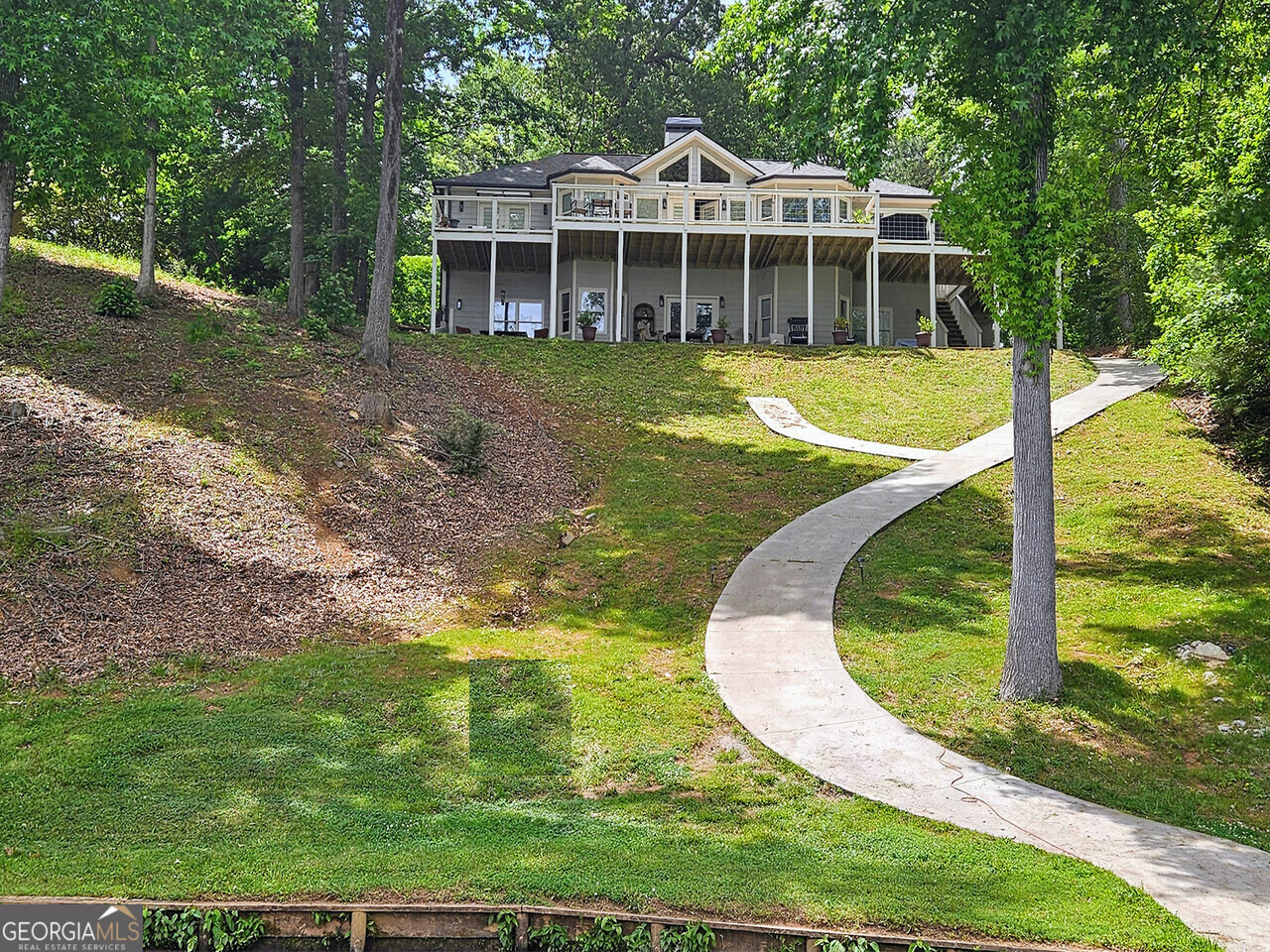 a view of a house with a yard