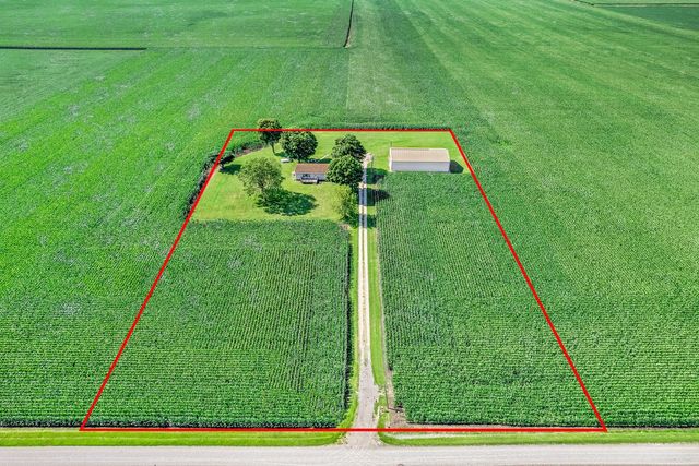 $250,000 | 1070 North 48th Road | Wyoming Township - Lee County