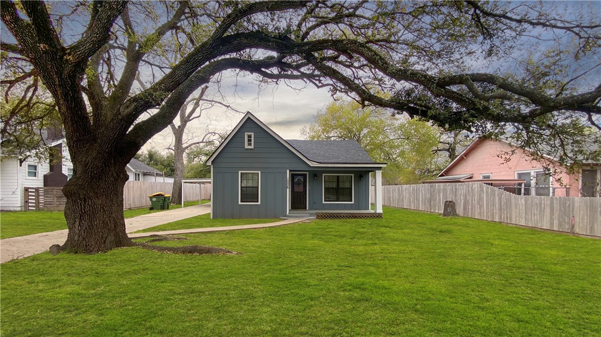 a view of a house with a yard