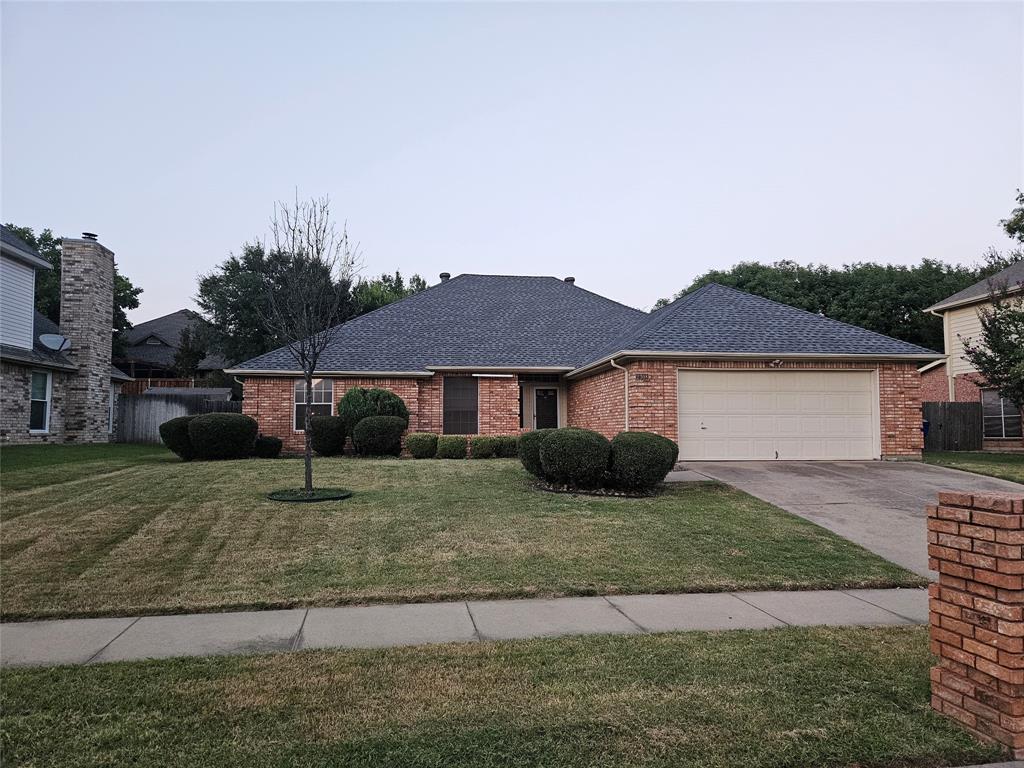 a view of house with a yard