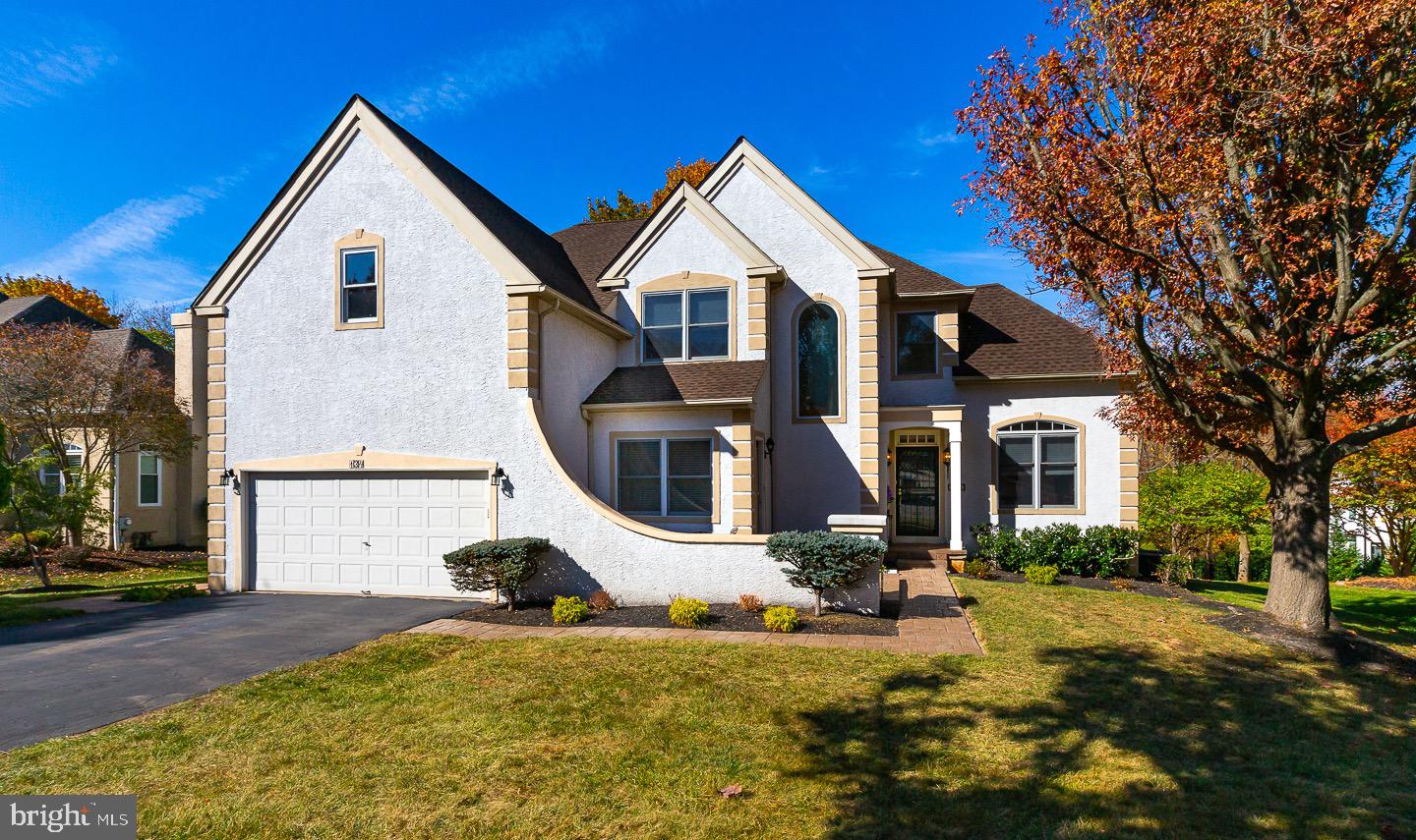 a view of a house with backyard