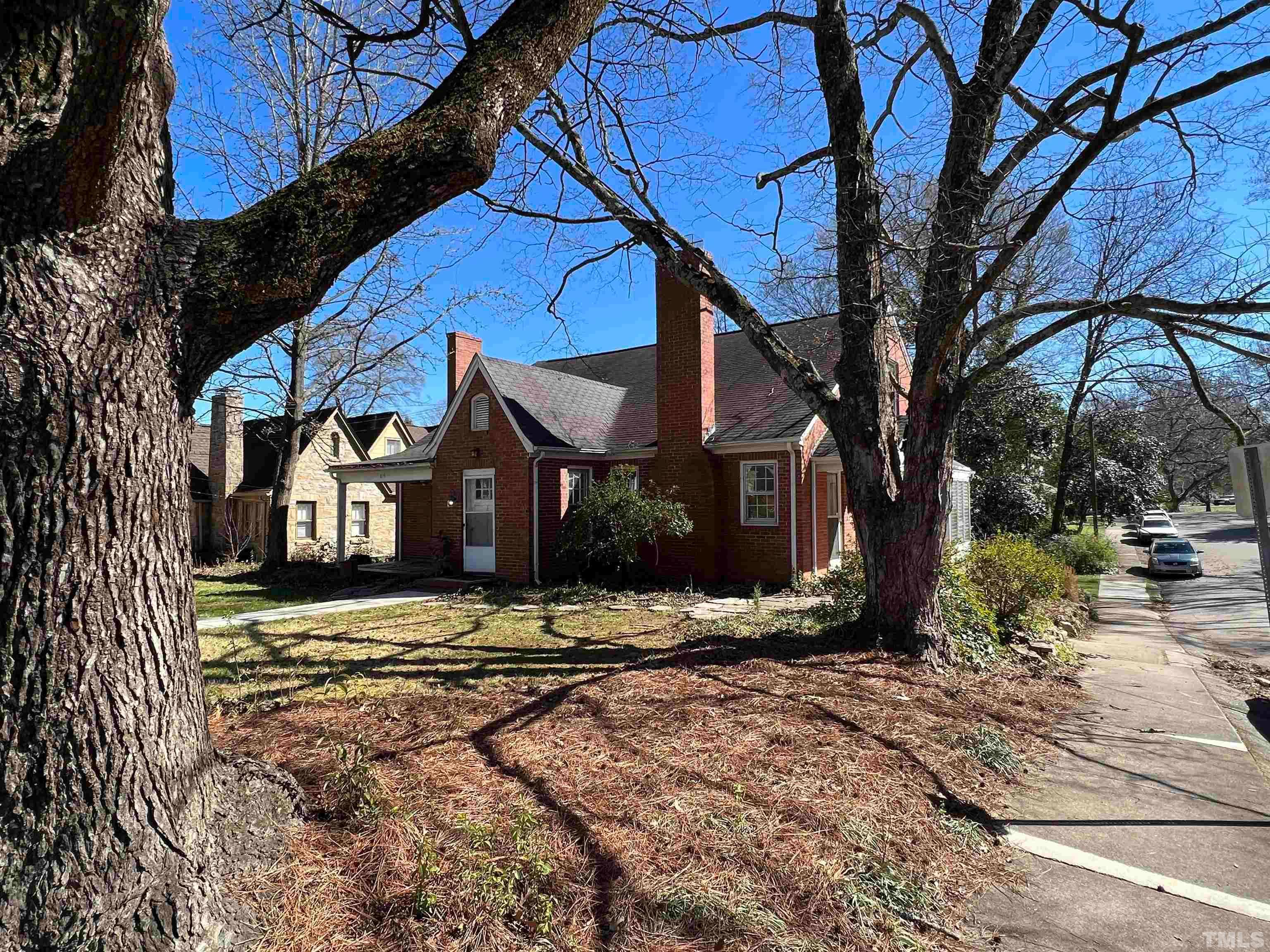 a view of a house with a yard