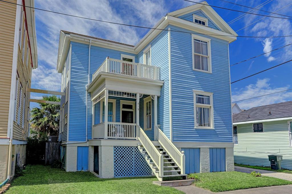 Beautiful 1905 historic Victorian, walkable to The Strand, area restaurants and entertainment.