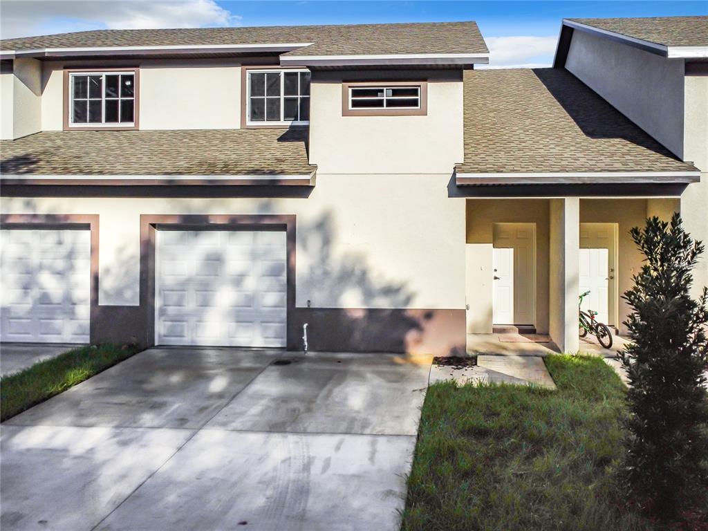 a view of a house with backyard