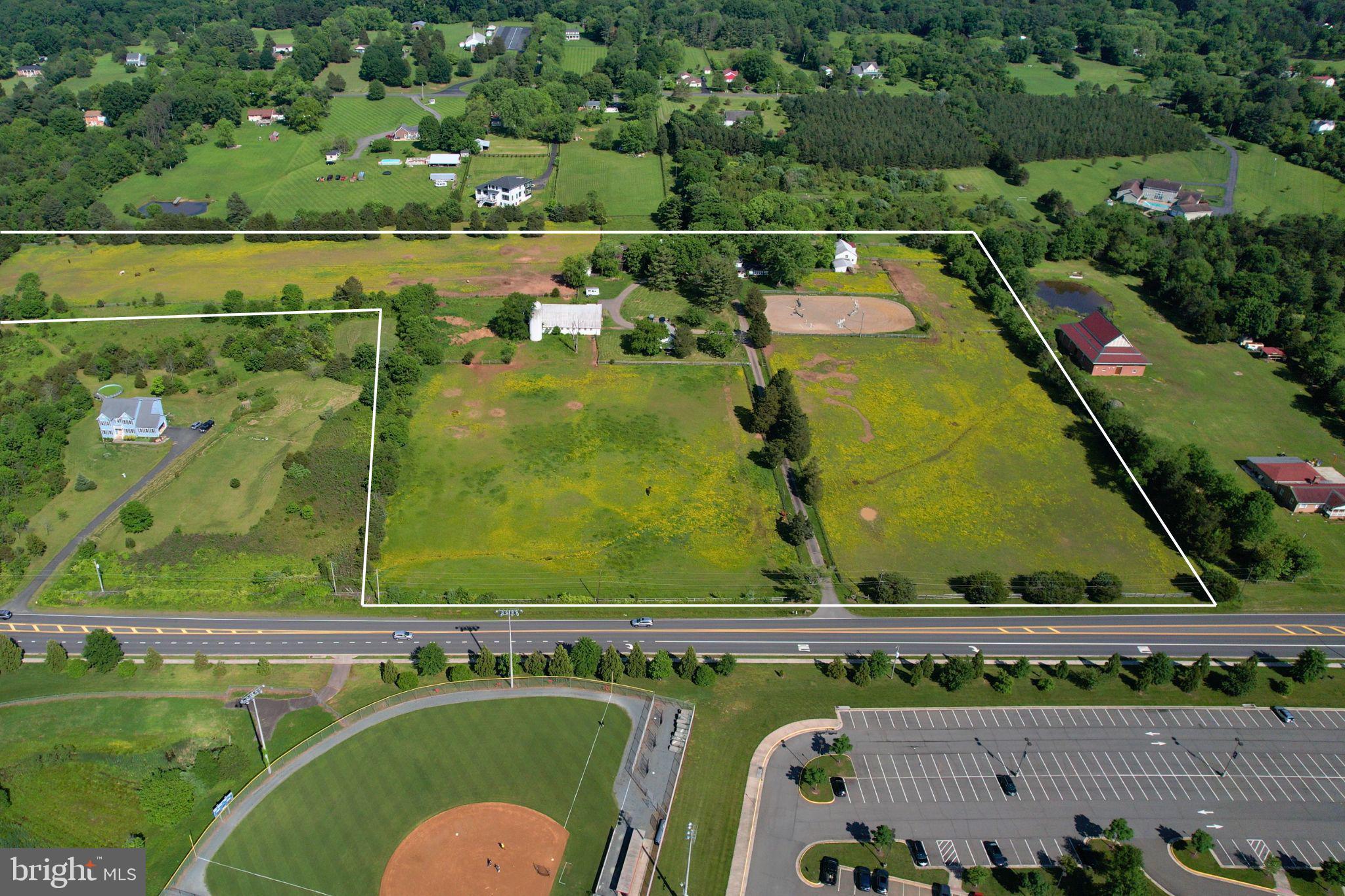 an aerial view of a tennis ground