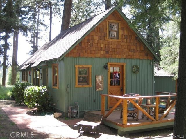 a view of a small house with yard