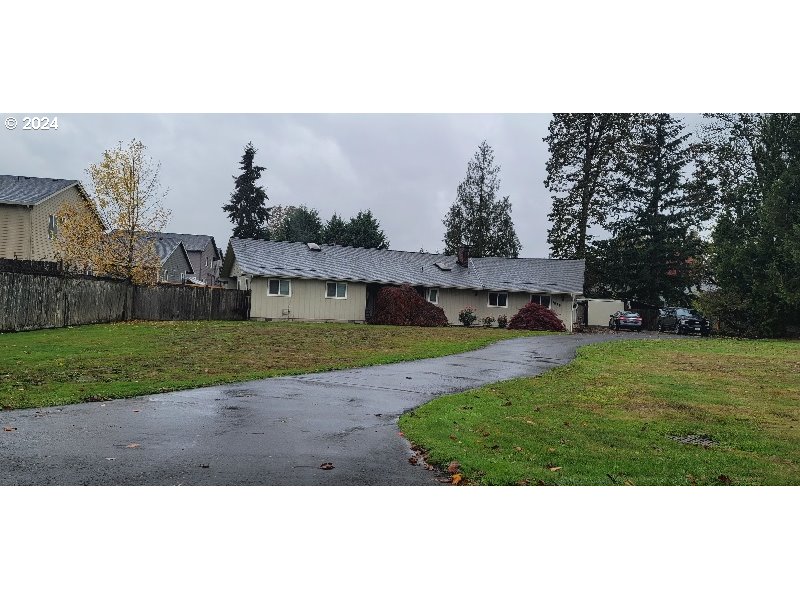 a view of a house with a yard