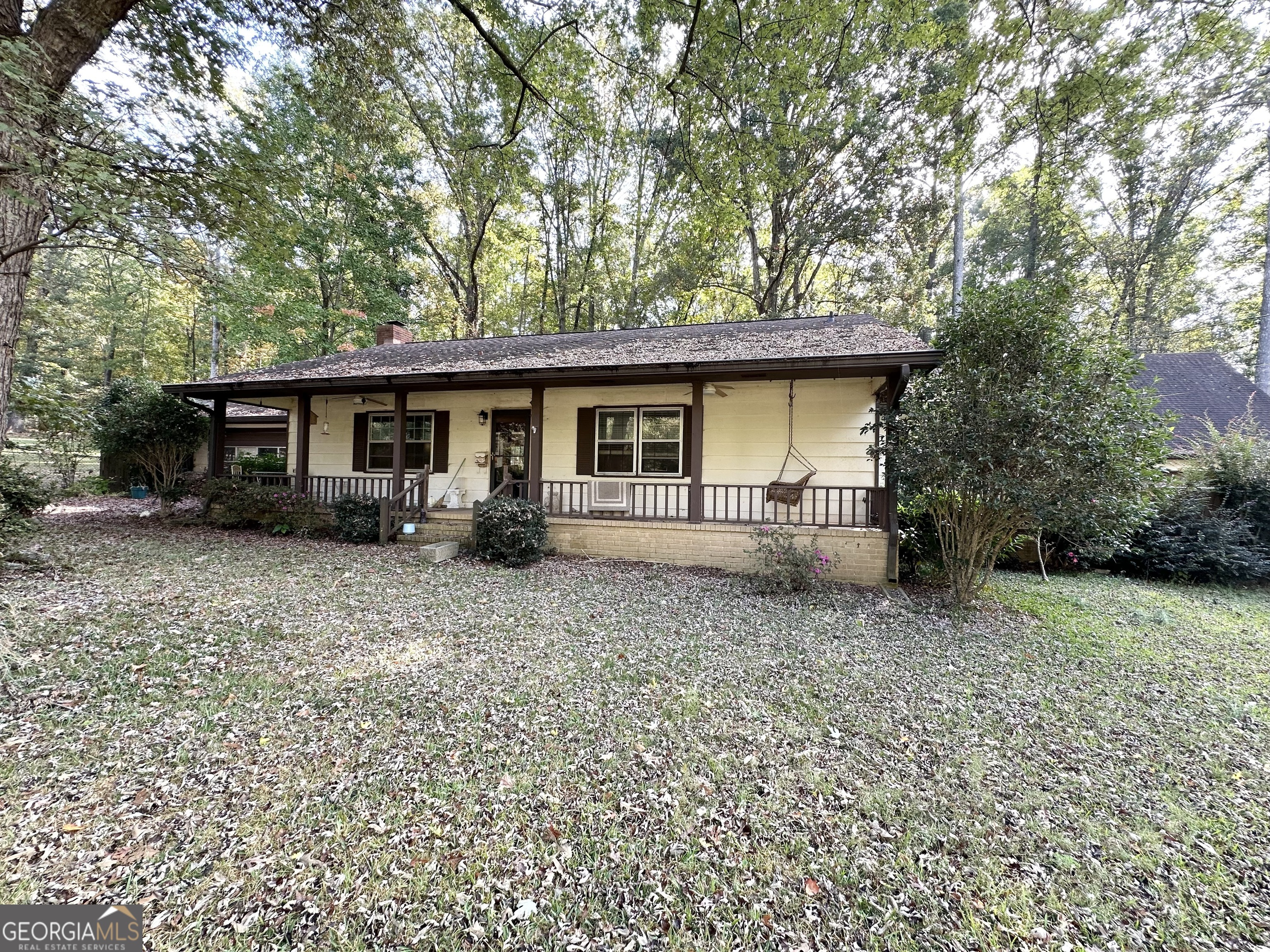 a view of a house with a backyard