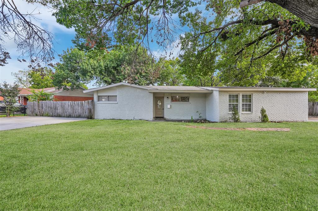 a view of a house with a yard