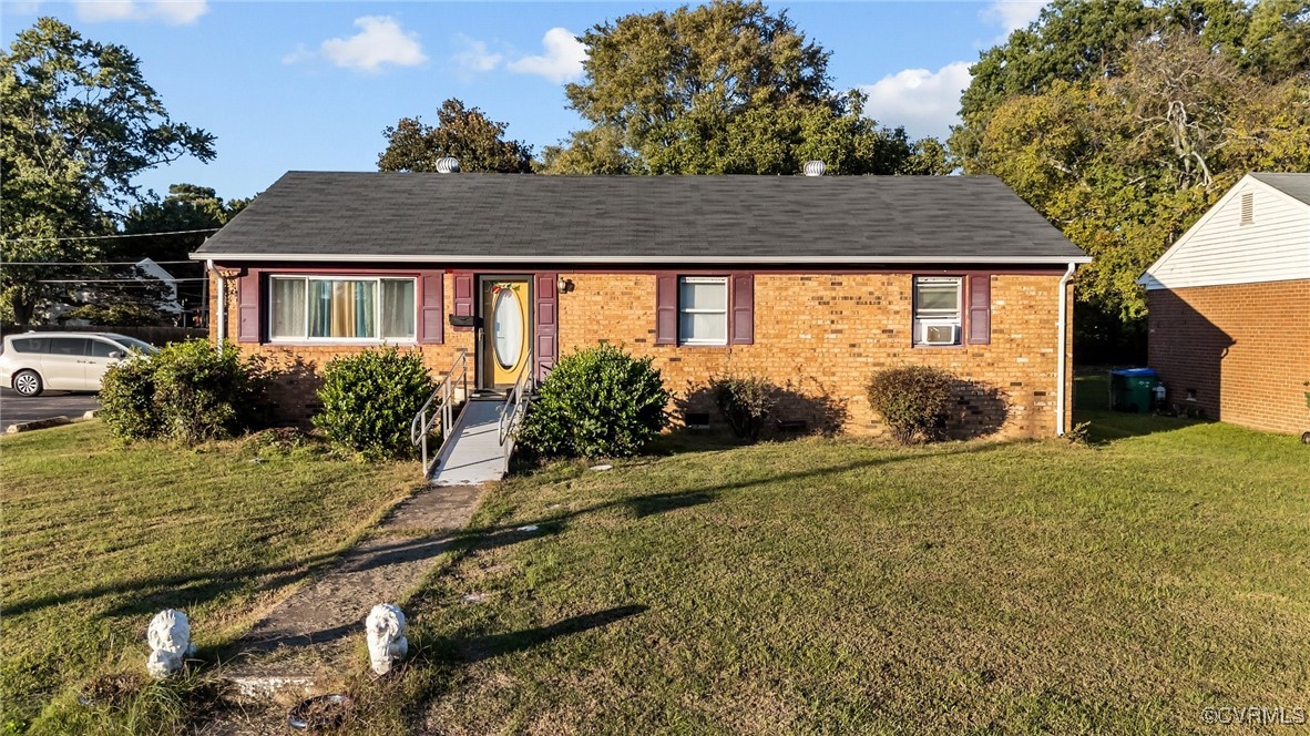 View of front facade with a front yard