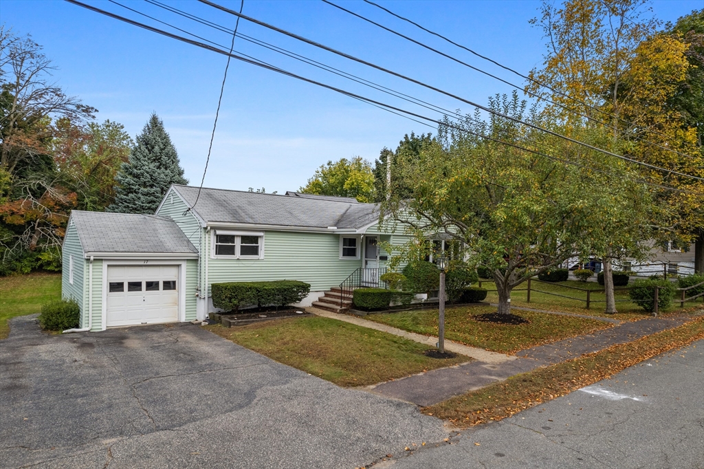 a view of a house with a yard