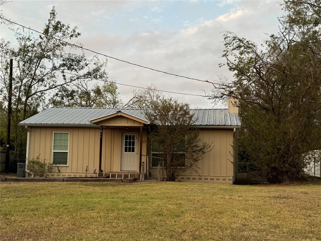 a front view of a house with garage