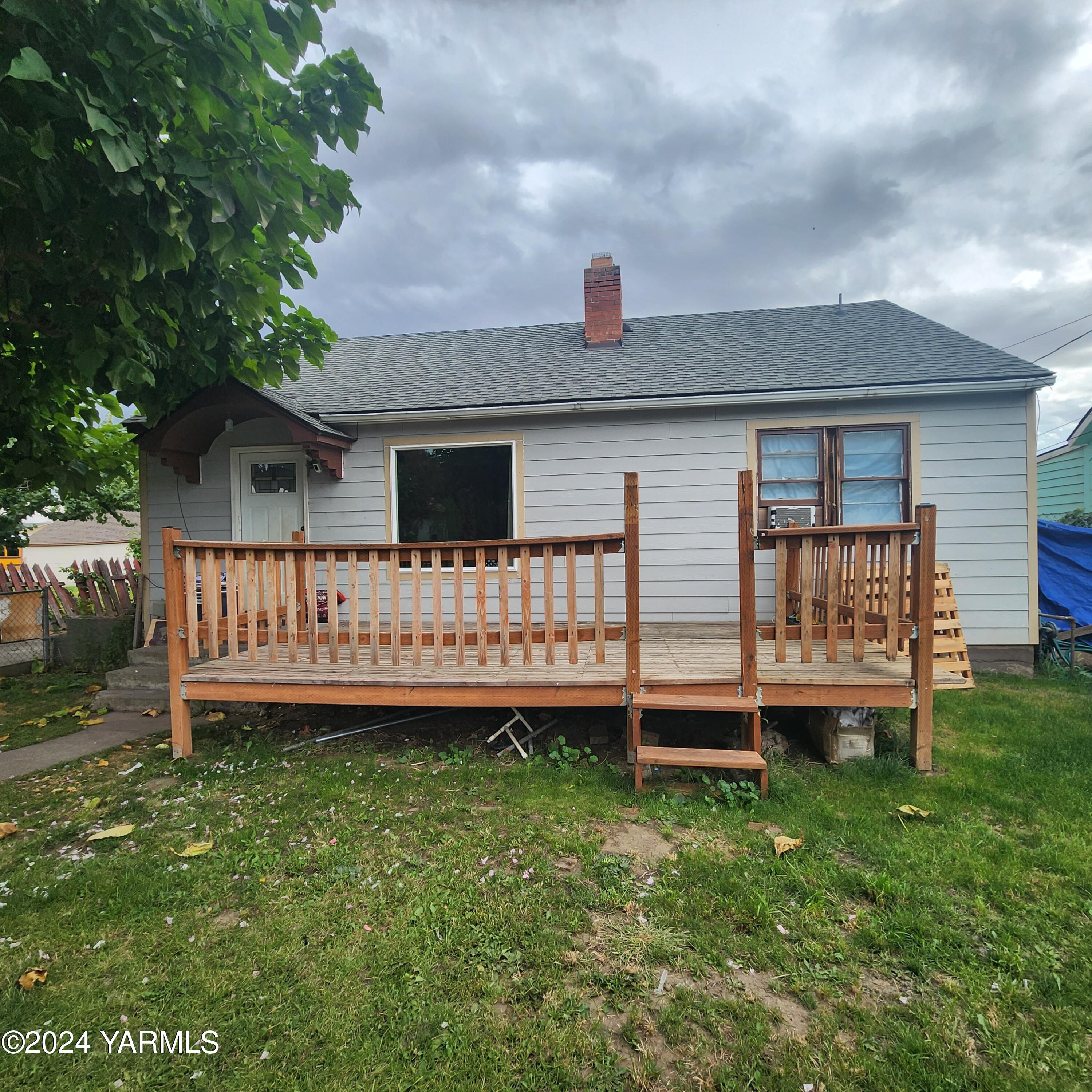 a view of a deck yard with a house